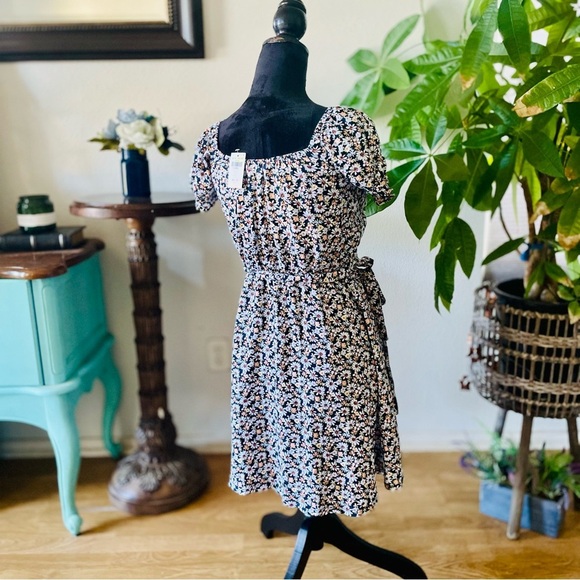 NWT Hollister Ditsy Daisy Puff-Sleeve Wrap Mini Dress Size XS Navy Floral - Picture 8 of 14